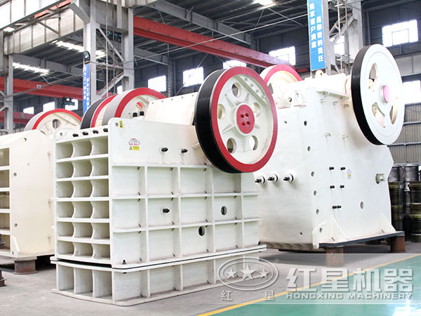 型號(hào)類(lèi)型不一的顎式破碎機(jī)展示